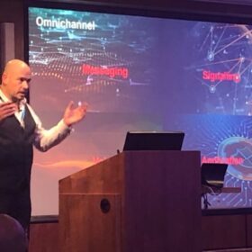 Man explains Omnichannel threats on stage